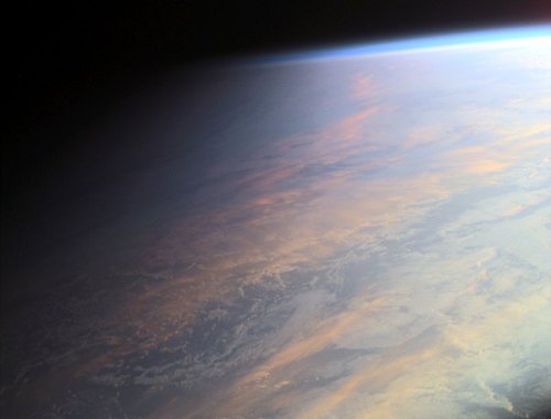 "...ni de noche, ni de día..." Fotografía digital realizada en junio de 2001 desde la Estación Espacial Internacional orbitando a una altitud de 211 millas naúticas
